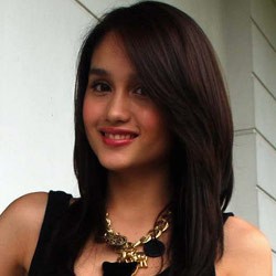 Cinta Laura Kuliah di Kampus Barack Obama