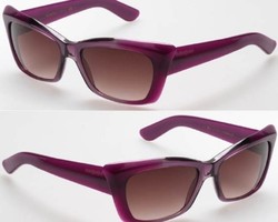 Bergaya Retro dengan Sunglasses YSL