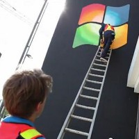 Toko Apple Dipasangi Logo Windows Raksasa