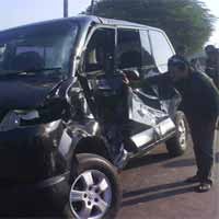 APV Terseret KA Komuter Sejauh 10 Meter, 3 Orang Luka