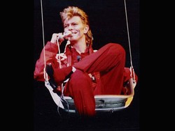 Produser: Saya Tidak Pernah Minta David Bowie Menulis Lirik Kaiser Chiefs