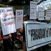 Di-PHK, Karyawan ITATS Turun ke Jalan