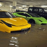 Mobil Eksotik Berenang di Banjir Singapura