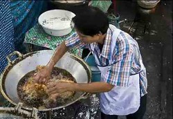 Kulit Manusia Gorengan Tak Melepuh Dicelup Minyak Panas