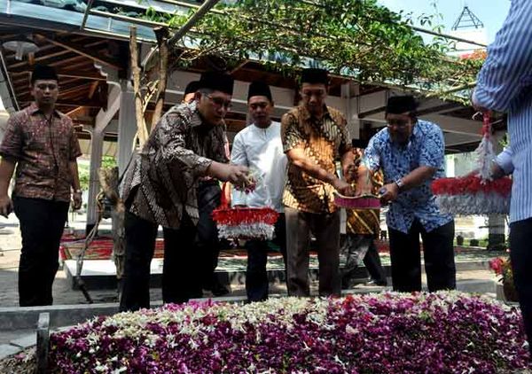 Anas Ziarah ke Makam Gus Dur