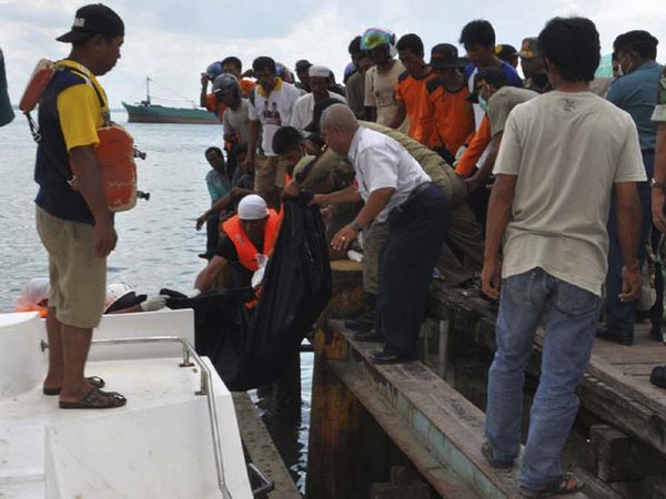 Evakuasi Korban KM Martasiah