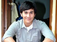 Vino G Bastian Cool dengan Kemeja Abu-abu 
