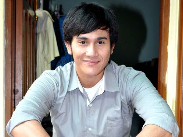 Vino G Bastian Cool dengan Kemeja Abu-abu 