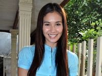 Marsha Timothy Manis dengan Kemeja Biru