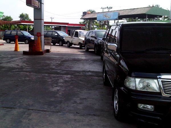 Antre BBM di Pekanbaru