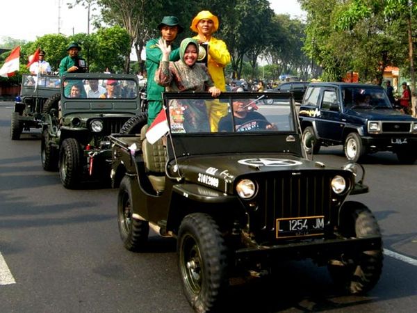 Piala Adipura Diarak ke Balai Kota Surabaya