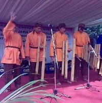 Wow, Kakek Nenek 63 Tahun Main Calung dan Nyanyi Lagu Kuburan