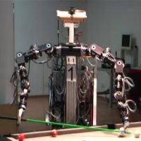 Robot Saingi Manusia Main Biliard 