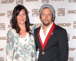 Terlalu Sibuk, Jason Mraz Ditinggal Tunangannya