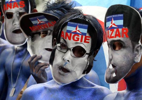 Manusia Biru Demo Istana dan KPK