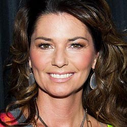 Gubrak! Shania Twain Jatuh di CMT Music Awards