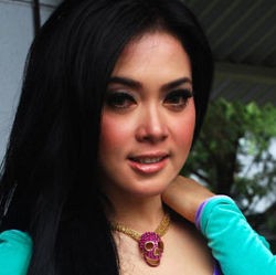 Blue Eyes: Semua Salah Syahrini Sendiri 