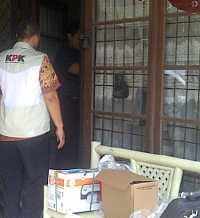 Petugas Berompi KPK Geledah Rumah Hakim Syarifuddin