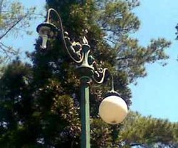 Irit Listrik, Lampu Jalan di Kupang Pakai Tenaga Surya