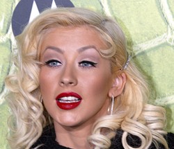 Christina Aguilera Akan Berduet dengan Vokalis Maroon 5