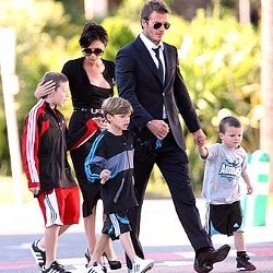 Justin Bieber Kirim Gitar Spesial Untuk Anak-anak Beckham