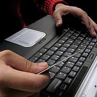 Teknisi Komputer Pasang Program Pengintai Wanita