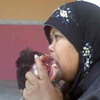 Ibu Dua Anak Asal Sidoarjo Yang Gemar Makan Ayam dan Ular Hidup 