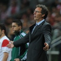 Blanc Tetap Sanjung Les Bleus