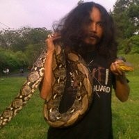 Kesukaan Pada Ular Menular ke Dua Anaknya