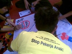 Puluhan Layang-layang Stop Pekerja Anak Diterbangkan di Monas