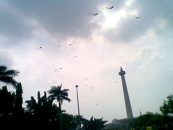 Puluhan Layang-layang Hiasi Langit Monas 