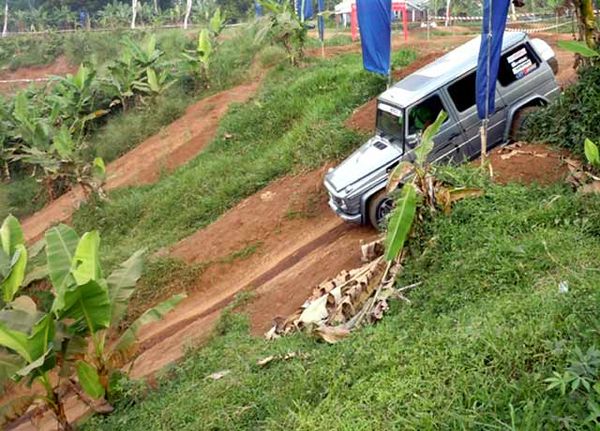 Asyiknya Jumpalitan dengan SUV Miliaran Rupiah