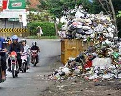 Buang Sampah Sembarangan, 33 Orang di Kalideres Didenda