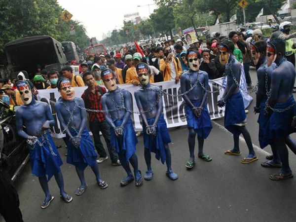 Manusia Biru Demo di Kantor PD