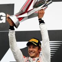 Button Menangi Balapan Kacau