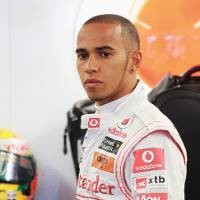 Hamilton Bantah Merapat ke Red Bull