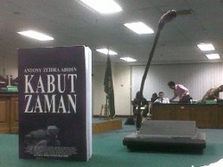 Anthony Zedra Abidin Bagi-bagi Buku ke Hakim