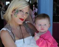 Hamil, Tori Spelling Alami Kecelakaan