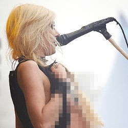 Taylor Momsen Pamer Dada di Depan Ribuan Penonton