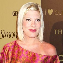 Gara-gara Paparazzi, Tori Spelling Tabrak Dinding Sekolah