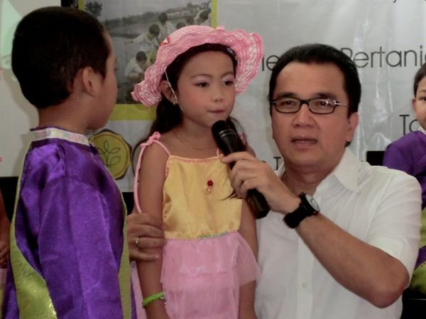 Tantowi Yahya Bernyanyi Bersama Siswa TK