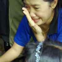 Polisi Tarik Pasukan, Kapolrestabes Diciumi Para Buruh