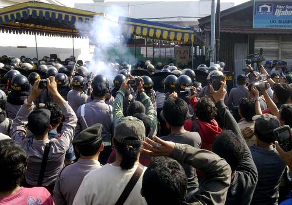 Aksi Tolak Eksekusi Pabrik Sepatu Ricuh