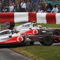 Hamilton Dikritik, Button Membela