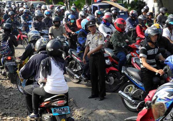 Gaya Koboi Para Pemotor