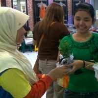 Lulus, Siswa SD Muhammadiyah Bagi-bagi Bibit Tanaman di Mall