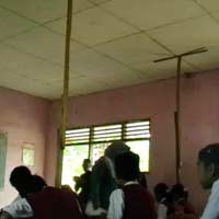 Siswa SD Belajar di Bawah Atap Kelas yang Nyaris Ambrol