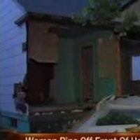 Wanita Hancurkan Rumah dengan Mobil Pikap