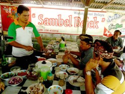 Warung Nasi Langganan Sopir Taksi