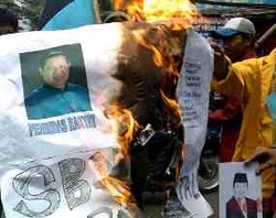 4 Mahasiswa Pembakar Foto SBY Dibawa ke Polda Metro